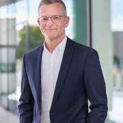 Vetter adds 10 commercial filling lines as first pre-sterilised syringe line becomes operational 2 Vetter Henryk Badack